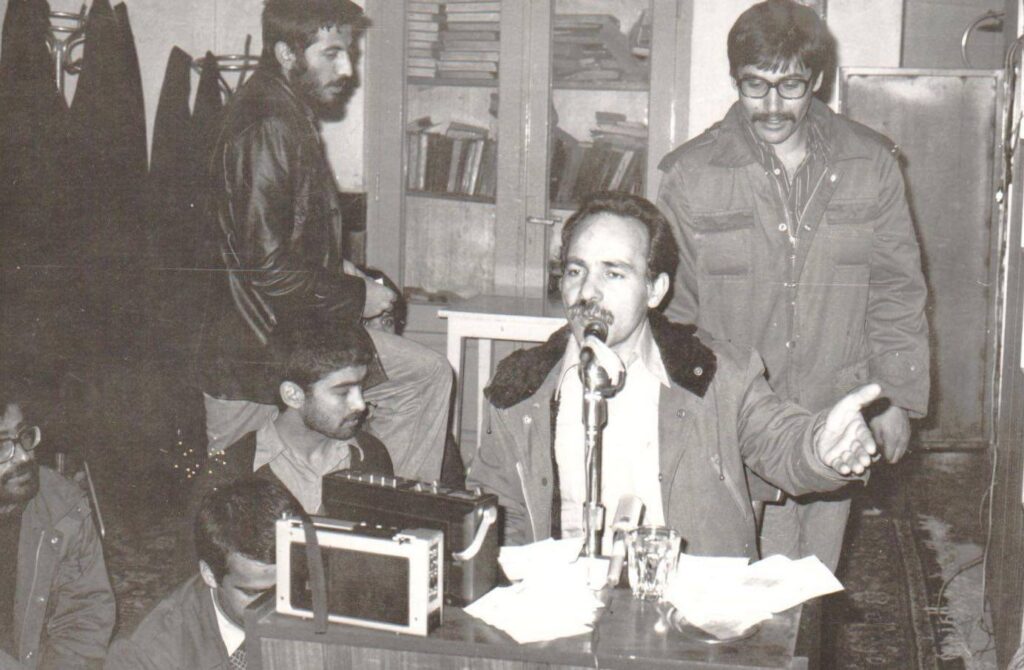 شرح عکس: سال‌ها پیش، دکتر حبیب‌الله پیمان در مسیر تبیین نظریه‌هایش، و در حالی که اندیشه‌های غیرمذهبی در فضای ایران، هم رو به گسترش بود و هم این اندیشه‌ها، اندیشه‌های مذهبی را به چالش ‌کشیده بود، مقهور فضای اسلام‌ستیزی نشد‌ و از آنجا که ایمان به خدا و تعالیم اصیل و اخلاقی دینی را در راستای رهایی و رستگاری آدمی و برقراری آزادی و عدالت ارزیابی می‌کرد، آنها را مبنای تفکر و مبارزه خود قرار داد.